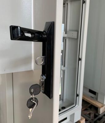 Gabinete para exteriores de acero galvanizado por encargo de 1,5 mm de espesor 14U con aire acondicionado de 1500 W para almacenamiento de baterías de estaciones de telecomunicaciones